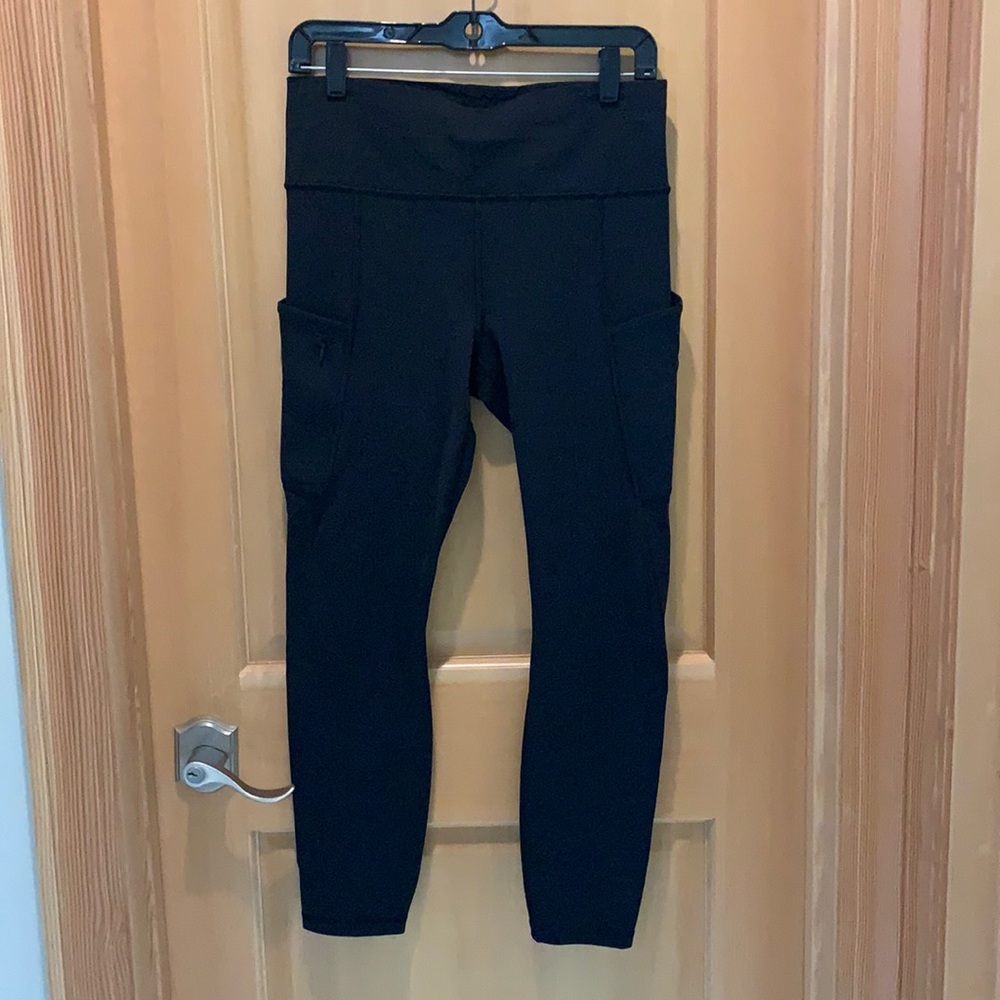 Black Athleta leggings.